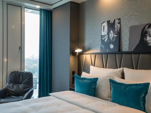 Motel One Berlin-Upper West : photo 4 de la chambre chambre lit queen-size.