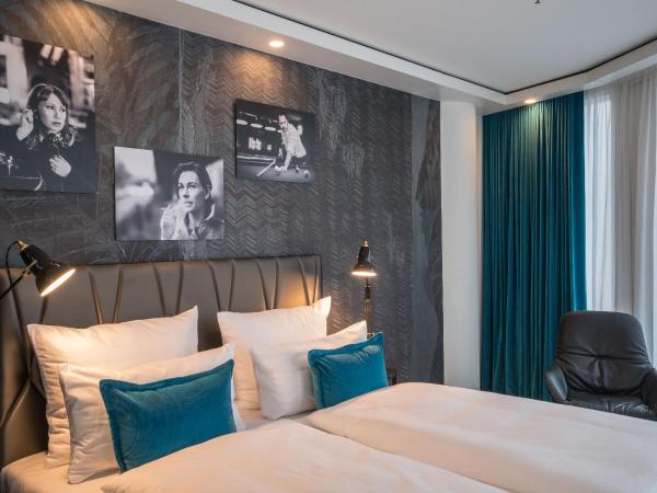 Motel One Berlin-Upper West : photo 3 de la chambre chambre lit queen-size.