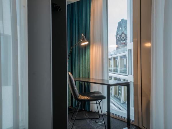 Motel One Berlin-Upper West : photo 5 de la chambre chambre lit queen-size - vue sur ville