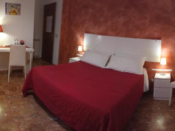 Bed & Breakfast Fontanarossa Airport -Private Parking- : photo 2 de la chambre chambre double deluxe avec balcon