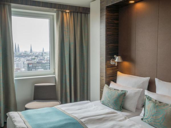 Motel One Hamburg-Alster : photo 5 de la chambre chambre lit king-size