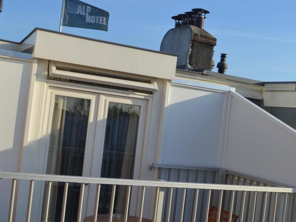 Alp Hotel : photo 8 de la chambre chambre lits jumeaux avec baignoire spa et balcon - vue sur jardin