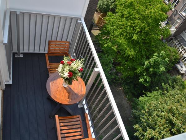 Alp Hotel : photo 8 de la chambre chambre lits jumeaux avec baignoire spa et balcon - vue sur jardin