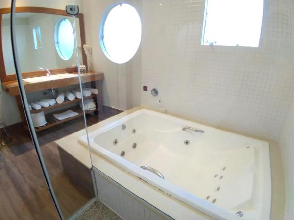 Rio Búzios Boutique Hotel : photo 5 de la chambre suite principale avec baignoire spa