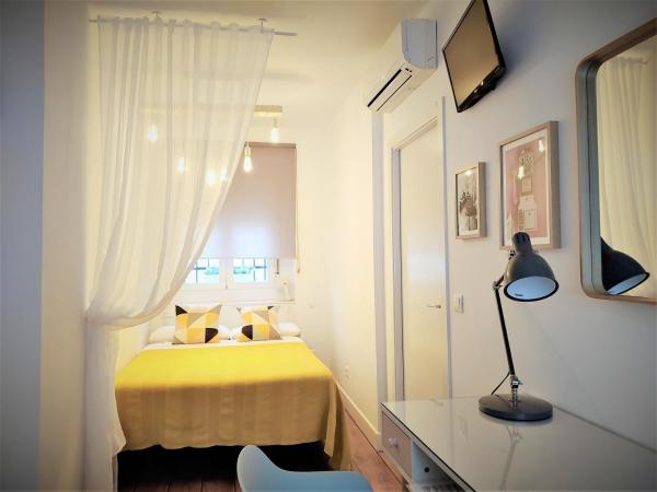 Hotel Smile & Co Hostal Boutique : photo 3 de la chambre chambre double Économique avec lit de 135 cm