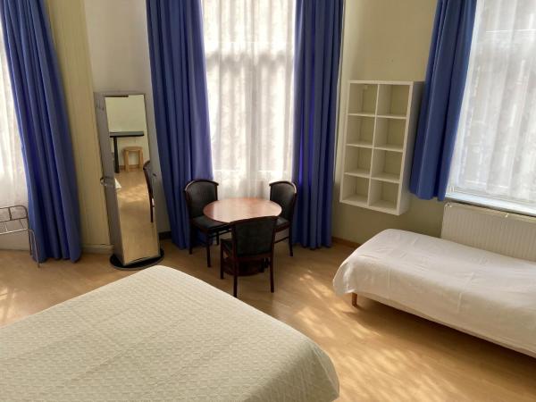 Hôtel Les Acteurs : photo 1 de la chambre chambre triple