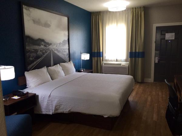 Super 8 by Wyndham San Antonio Near Fort Sam Houston : photo 2 de la chambre chambre lit king-size - non-fumeurs