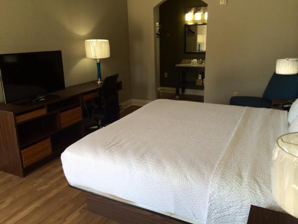Super 8 by Wyndham San Antonio Near Fort Sam Houston : photo 1 de la chambre chambre lit king-size - non-fumeurs