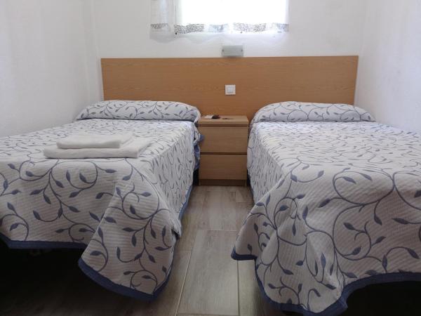 Pension Cuatro Torres : photo 1 de la chambre chambre lits jumeaux avec salle de bains