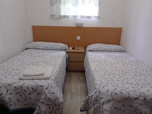 Pension Cuatro Torres : photo 2 de la chambre chambre lits jumeaux avec salle de bains