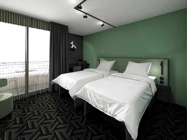 Tribe Carcassonne : photo 2 de la chambre chambre lits jumeaux confort avec balcon - vue sur ville