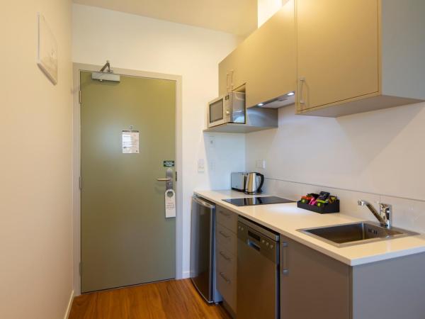 Wyndham Garden Queenstown : photo 2 de la chambre studio lit king-size avec kitchenette