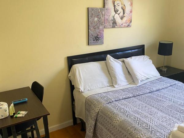 Hollywood Rentals LLC : photo 5 de la chambre chambre double avec salle de bains commune