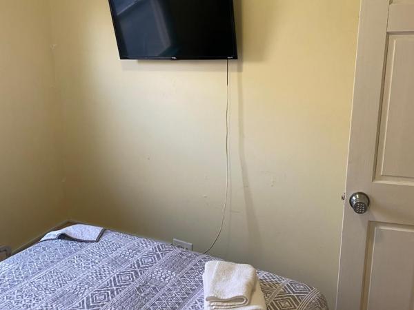 Hollywood Rentals LLC : photo 4 de la chambre chambre double avec salle de bains commune