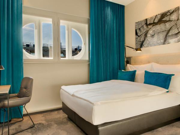 Motel One Linz-Hauptplatz : photo 3 de la chambre chambre lit king-size standard