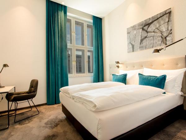 Motel One Linz-Hauptplatz : photo 5 de la chambre chambre lit king-size standard