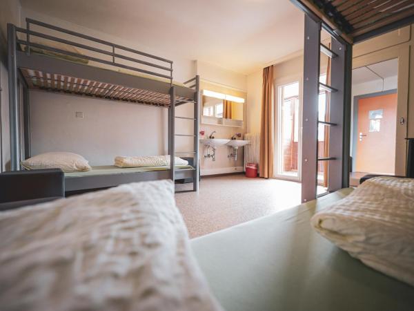 Arosa Mountain Lodge : photo 2 de la chambre chambre quadruple avec salle de bains commune