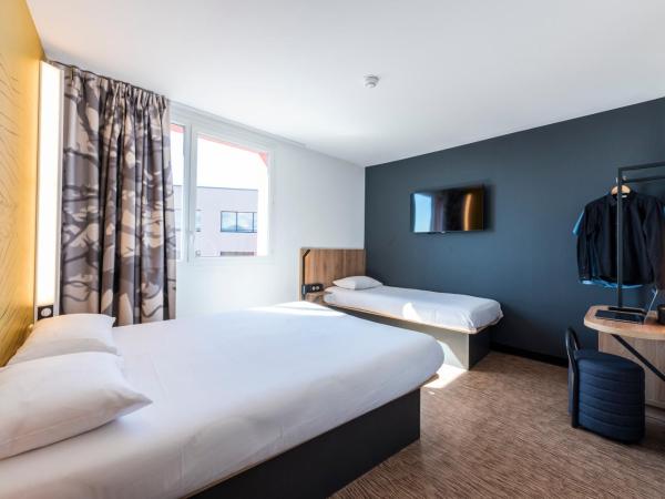 B&B HOTEL Nice Aéroport Arenas : photo 1 de la chambre chambre triple