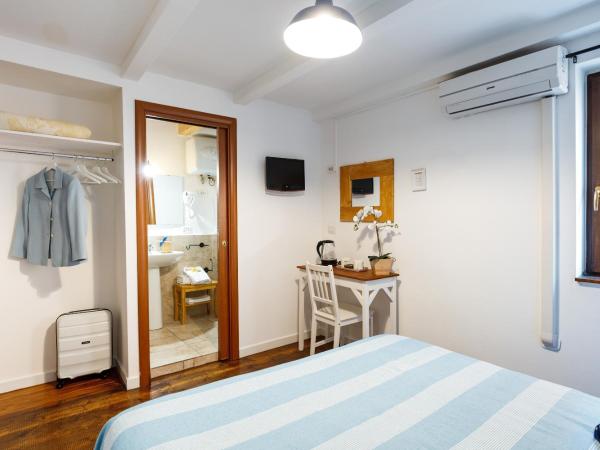 B&B La Corte San Francesco : photo 3 de la chambre chambre double ou lits jumeaux avec salle de bains privative