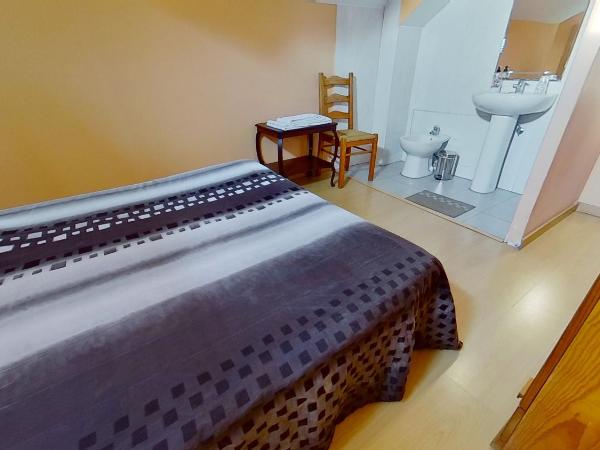 Guest House Estrela : photo 3 de la chambre chambre double avec salle de bains commune