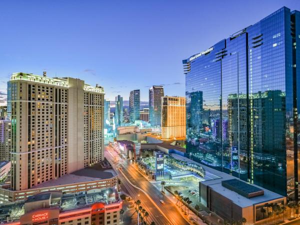 Signature Rental by Owner Direct : photo 1 de la chambre penthouse floor studio - strip view & balcony