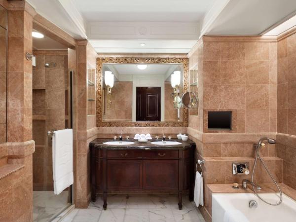 Island Shangri-La, Hong Kong : photo 3 de la chambre chambre lit king-size deluxe island shangri-la - vue sur pic