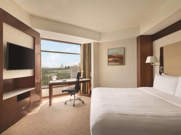 Shangri-La Shenzhen - Nearby Luohu Border, Outdoor Swimming Pool : photo 7 de la chambre suite lit king-size exécutive avec avantages club