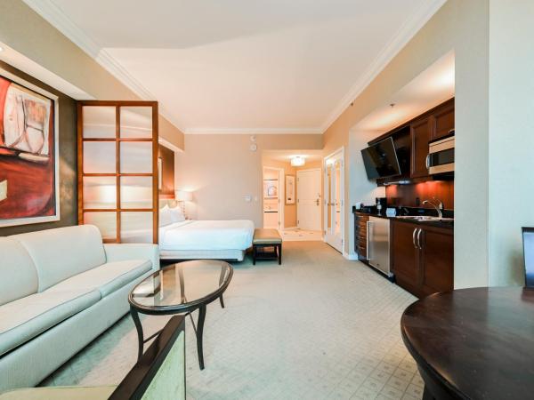 Signature Rental by Owner Direct : photo 8 de la chambre penthouse floor studio two-bedroom - strip view & balcony