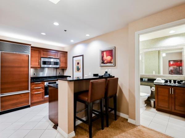 Signature Rental by Owner Direct : photo 9 de la chambre penthouse floor one-bedroom - strip view & balcony