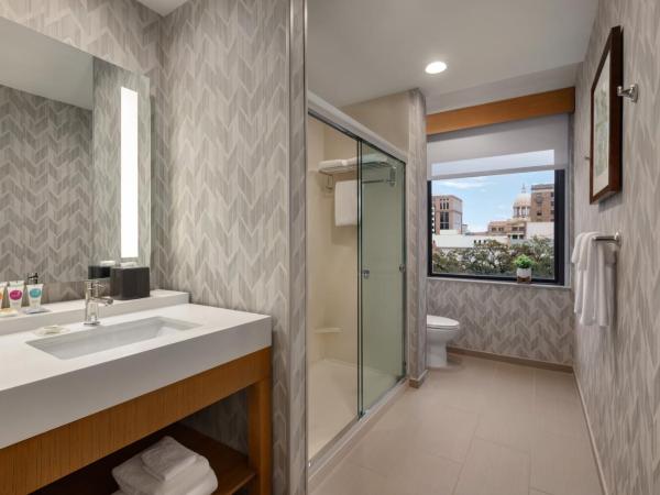 Hyatt Place Houston Downtown : photo 4 de la chambre chambre lit king-size avec canapé-lit - vue sur ville