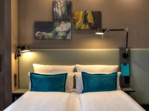 Motel One Amsterdam-Waterlooplein : photo 1 de la chambre chambre standard lit queen-size