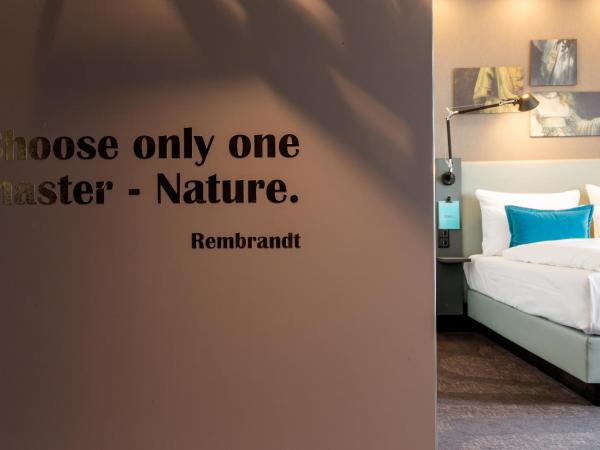 Motel One Amsterdam-Waterlooplein : photo 4 de la chambre chambre supérieure lit queen-size