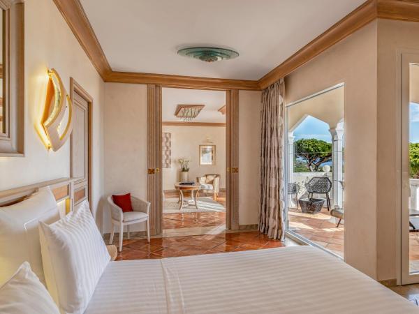 Airelles Château de la Messardière : photo 1 de la chambre suite lit king-size - vue sur mer