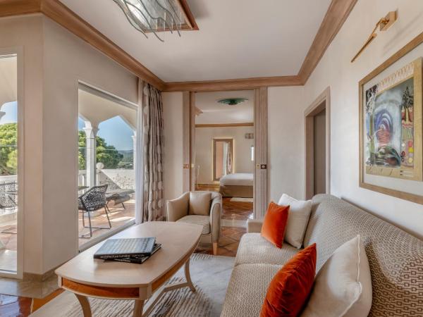 Airelles Château de la Messardière : photo 2 de la chambre suite lit king-size - vue sur mer