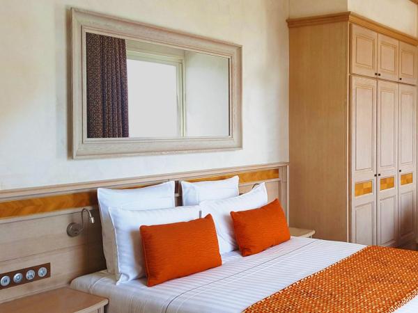 Airelles Château de la Messardière : photo 1 de la chambre chambre supérieure lit queen-size