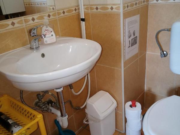 Budai Vám Apartmanház : photo 3 de la chambre chambre double avec salle de bains commune