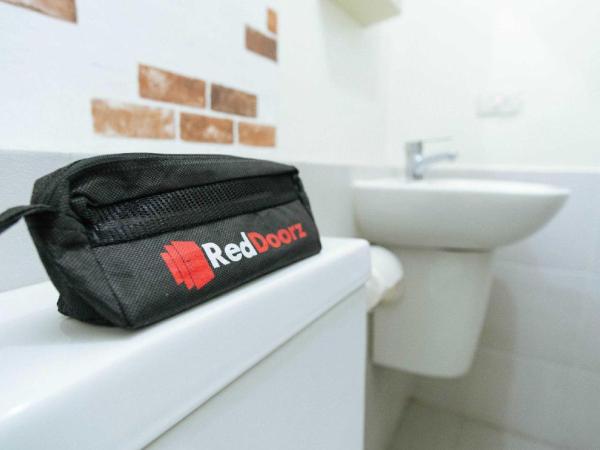 RedDoorz Syariah At Sedati : photo 2 de la chambre chambre double Économique