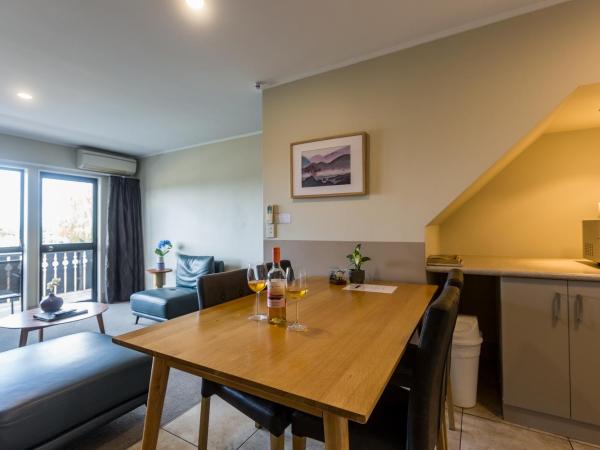 Le Chalet Suisse Motel Taupo : photo 3 de la chambre appartement 2 chambres premier avec baignoire spa - vue sur lac