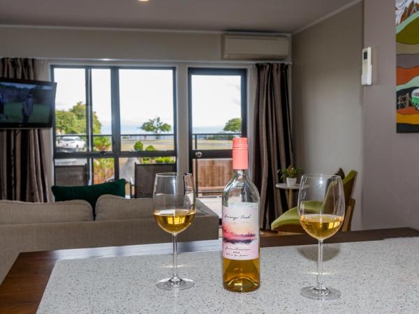 Le Chalet Suisse Motel Taupo : photo 1 de la chambre appartement 1 chambre premier avec baignoire spa - vue sur lac