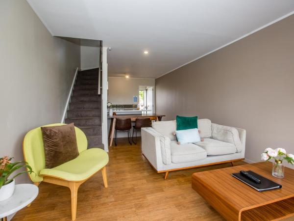 Le Chalet Suisse Motel Taupo : photo 5 de la chambre appartement 1 chambre premier avec baignoire spa - vue sur lac