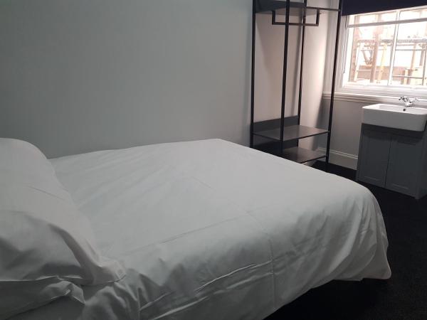 Piccadilly Central : photo 2 de la chambre petite chambre double avec salle d'eau commune