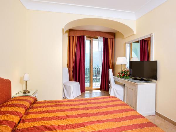 Hotel La Vue d'Or : photo 8 de la chambre chambre triple avec balcon et vue partielle sur la mer