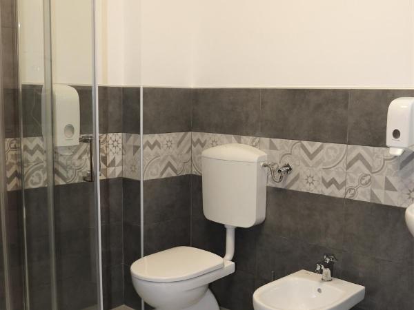 Student's Hostel Parma : photo 2 de la chambre chambre triple