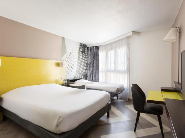 Ibis Styles Nice Centre Port : photo 3 de la chambre chambre standard avec 1 lit double et 1 canapé-lit simple