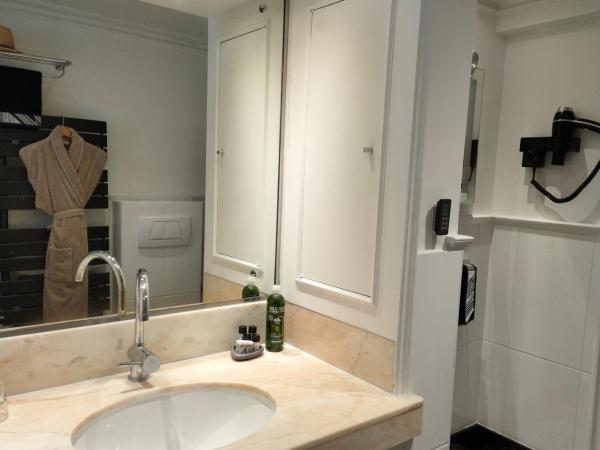 Hôtel Victoria : photo 8 de la chambre chambre double confort avec terrasse et vue sur le jardin