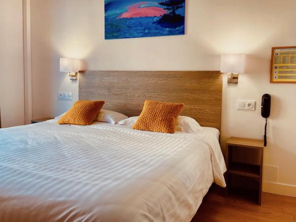 Hotel Courbet : photo 2 de la chambre chambre double - vue latérale sur mer