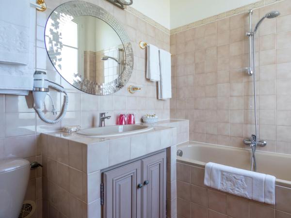 Le Château de Mei Lese : photo 1 de la chambre suite supérieure (4 adultes) avec balcon – vue sur mer