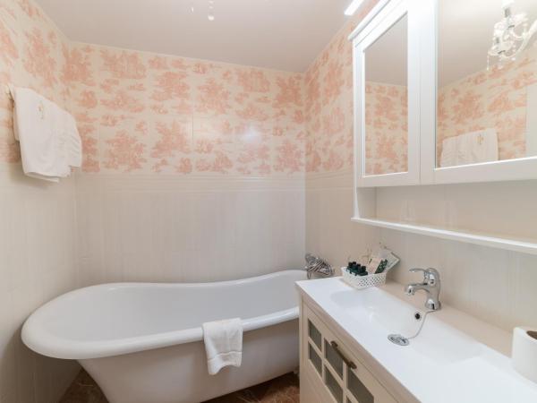 Rey Don Pedro Luxury Home : photo 10 de la chambre chambre lit queen-size - vue sur jardin