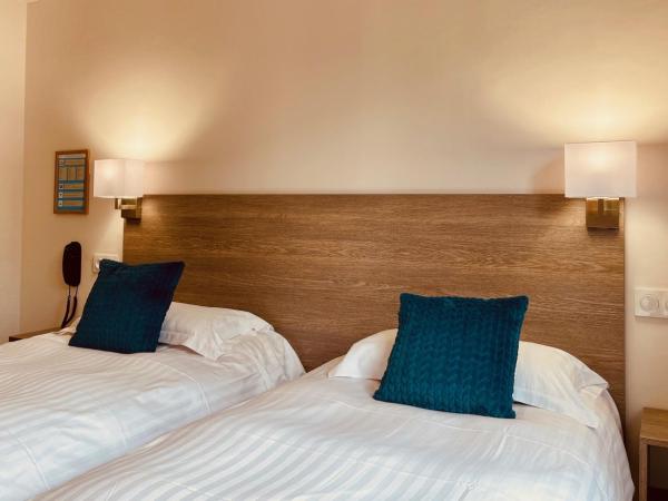 Hotel Courbet : photo 6 de la chambre chambre double ou lits jumeaux - vue partielle sur mer