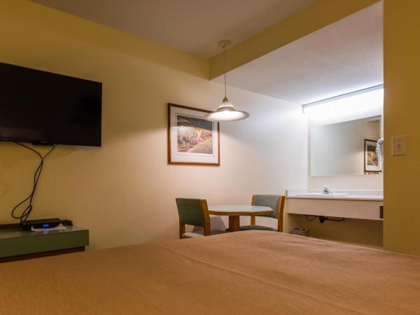 The Ranchland Inn Kamloops : photo 5 de la chambre chambre avec 2 grands lits queen-size 